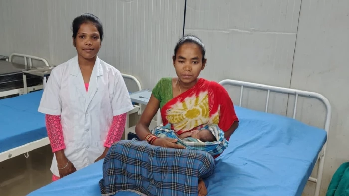 बदलता बस्तर: पीड़ियाकोट में पहली बार हुआ संस्थागत प्रसव, मायका केंद्र में बाइक एंबुलेंस से लाई गईं महिलाओं की गोद में गूंजी किलकारियां
