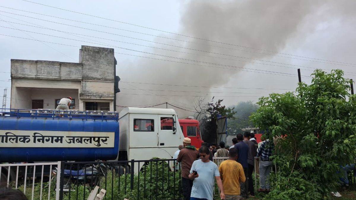 जबलपुर में खजरी खिरिया बायपास पर टायर गोदाम में भीषण आग
