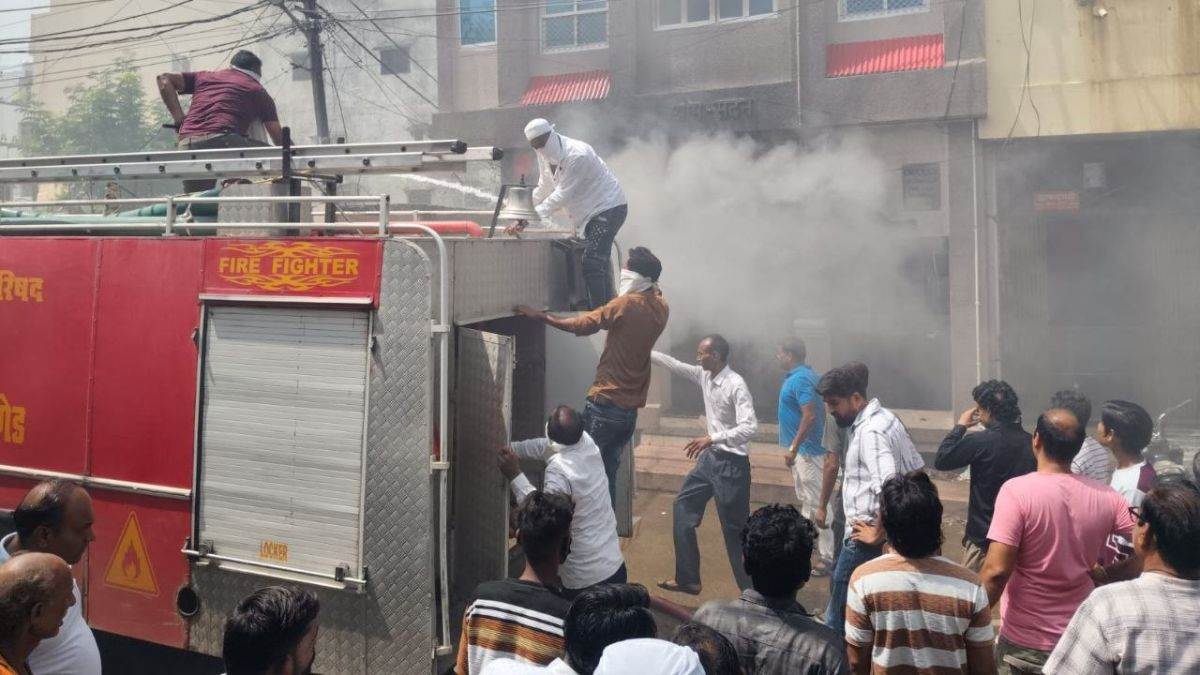नर्मदापुरम में बूट हाउस में लगी भीषण आग, आधे घंटे की मशक्कत के बाद दमकल ने पाया काबू