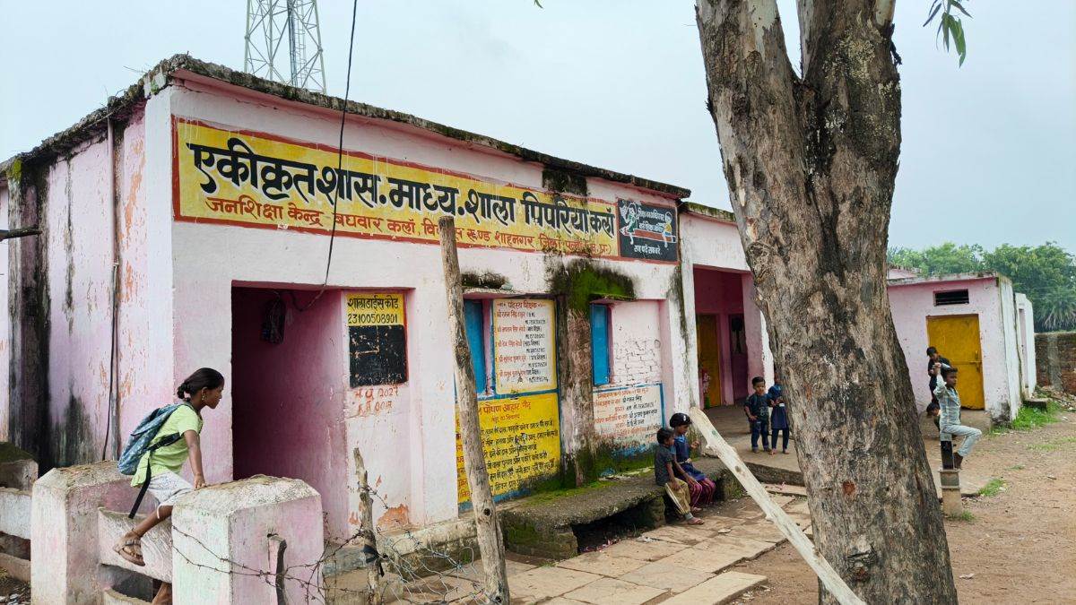 पन्ना में लेट-लतीफी से बच्चों की पढ़ाई चौपट... 10:30 बजे तक ताले में कैद मिला स्कूल, 11 बजे पहुंचते हैं शिक्षक