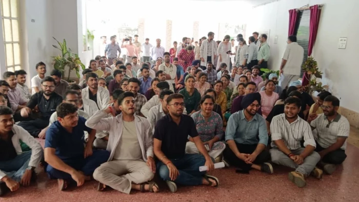 जबलपुर में रेजिडेंट डाॅक्टरों की काॅलर पकड़ी, थप्पड़ मारा और महिला चिकित्सक के साथ भी किया दुर्व्यवहार