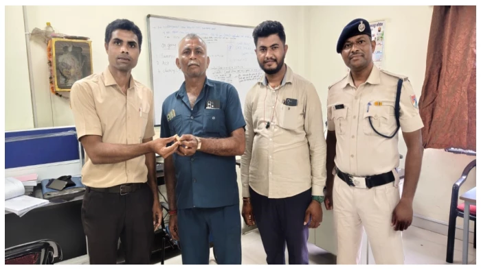 बिलासपुर-बीकानेर एक्सप्रेस के बायो-टायलेट में गिरी 3 लाख रुपये की अंगूठी, आरपीएफ और मैकेनिकल टीम ने निकालकर यात्री को वापस दी