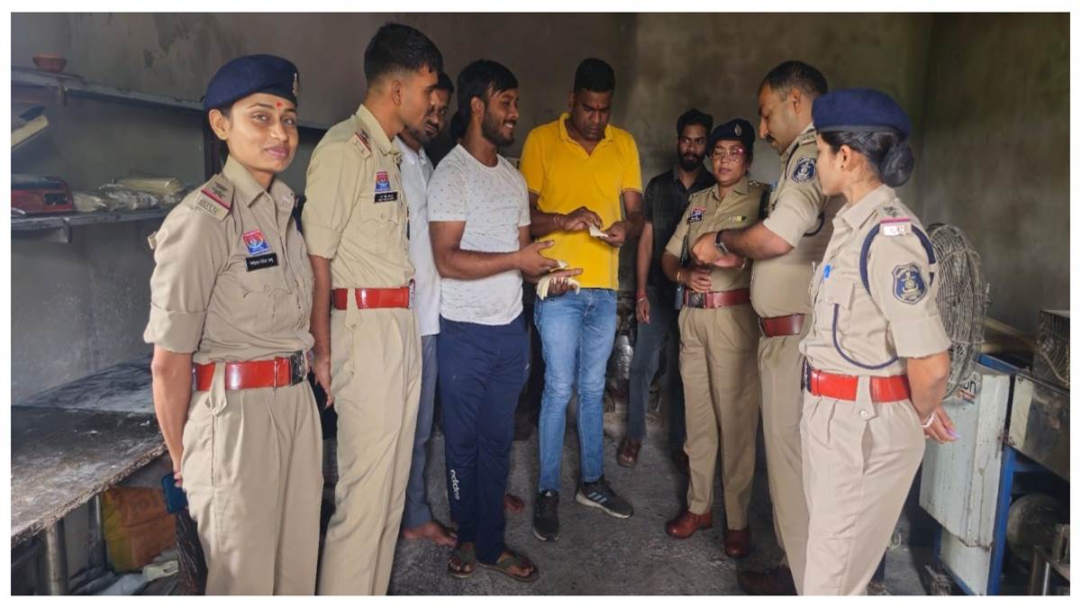 चांपा के युवा ने दादा की विरासत को दी नई उड़ान, तंदूरी समोसा पट्टी कई जिलों में बना रही पहचान