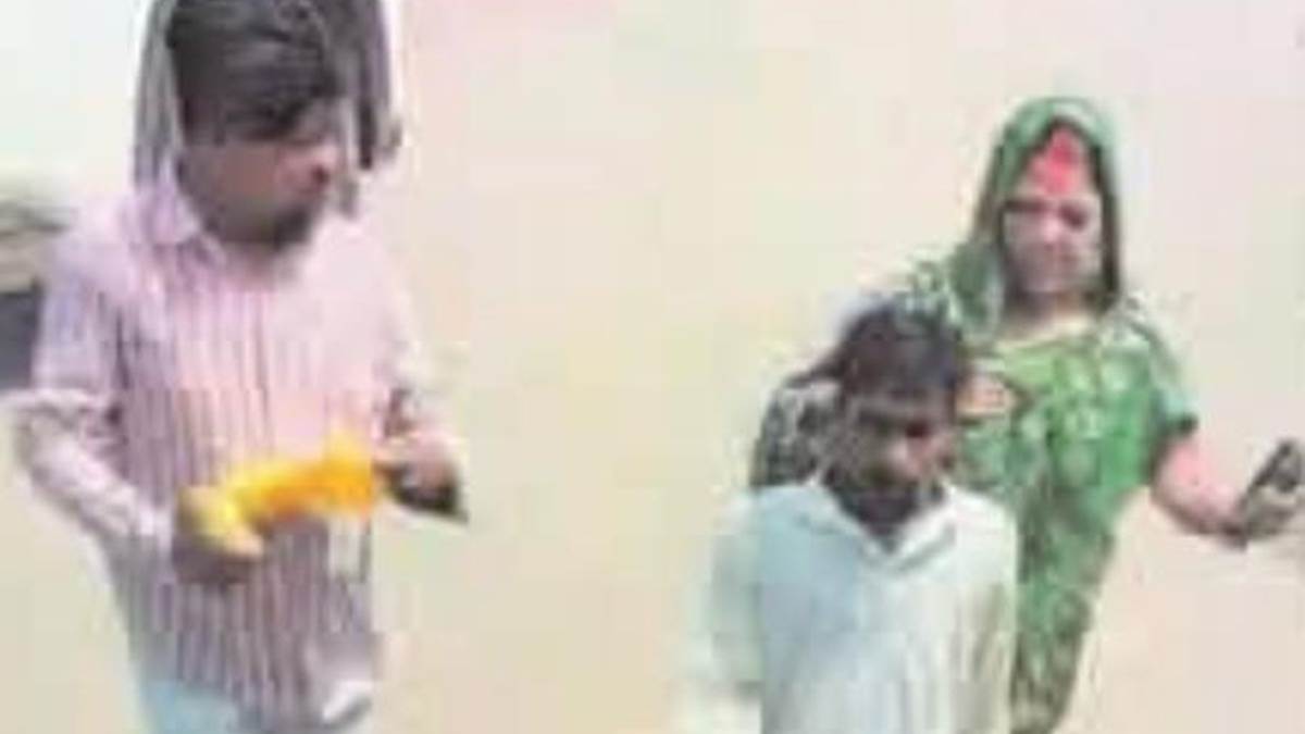 500 के नोट की गड्डियां दिखाकर बातों में उलझाया, वृद्धा से उतरवा लिए सोने के गहने