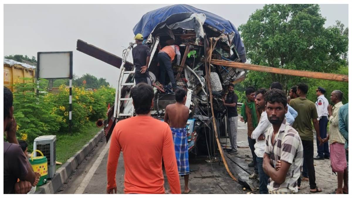 रतनपुर में हादसा : एनएच पर खड़े खराब ट्रेलर से भिड़े दो ट्रेलर, केबिन में फंसे चालक, एक गंभीर: एनएच पर खड़े खराब ट्रेलर से भिड़े दो ट्रेलर, केबिन में फंसे चालक, एक गंभीर