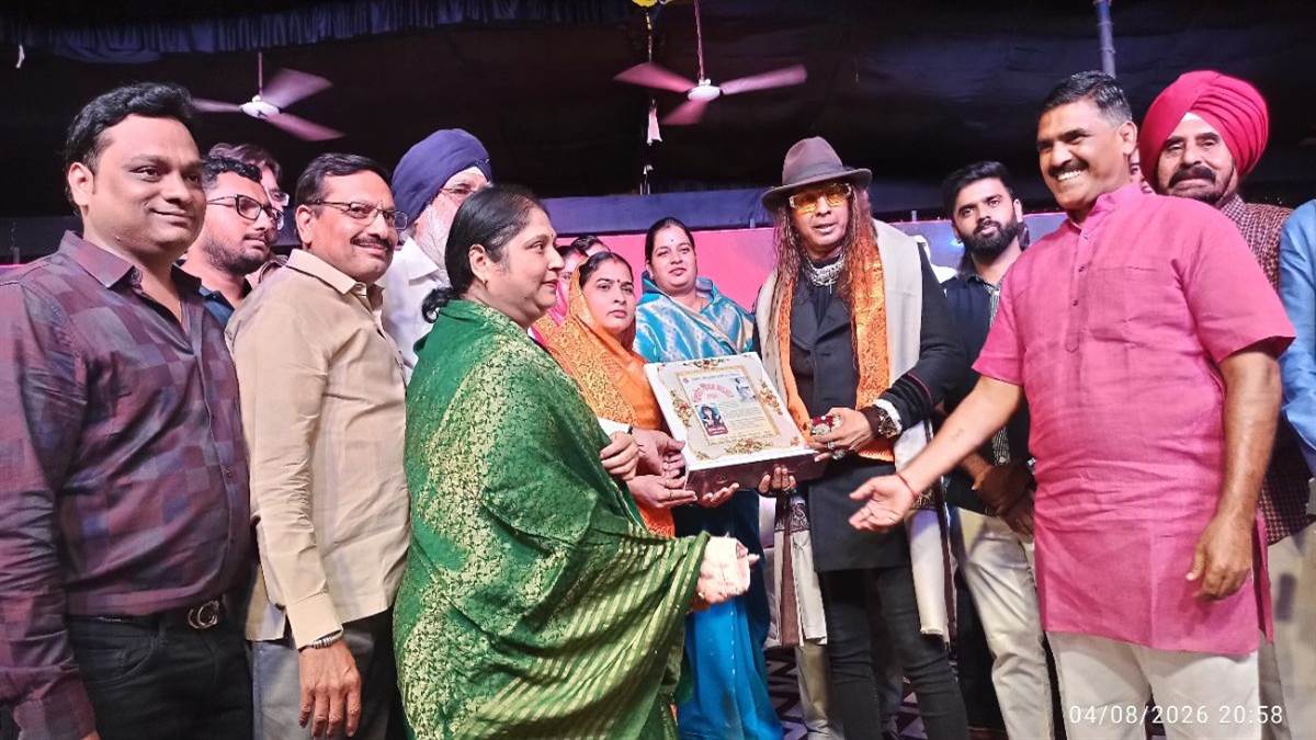 खंडवा में संगीत से सजी शाम के बीच पार्श्व गायक विनोद कुमार राठौर को मिला किशोर गौरव सम्मान