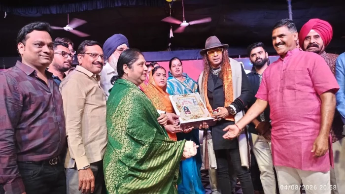 खंडवा में संगीत से सजी शाम के बीच पार्श्व गायक विनोद कुमार राठौर को मिला किशोर गौरव सम्मान