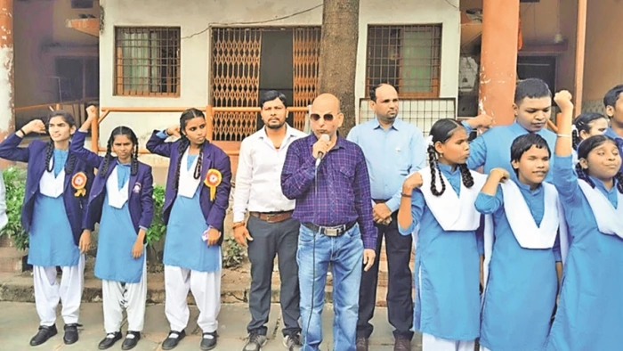 Teacher's Day 2024: छत्तीसगढ़ के इस टीचर को सलाम, अंधकार में भी ज्ञान की ज्योति जला रहे दृष्टिबाधित शिक्षक