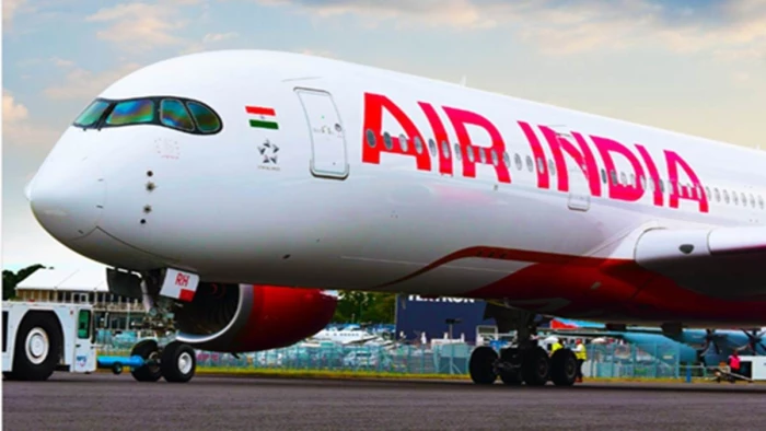 Air India की दिल्ली-इंदौर फ्लाइट के इंजन में आई खराबी, इंदौर एयरपोर्ट पर हुई इमरजेंसी लैंडिंग