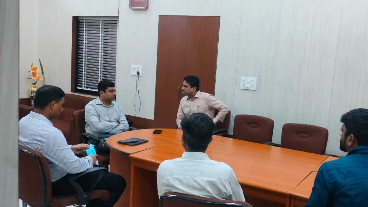 इंदौर के MY Hospital जांच करने पहुंचे अधिकारी तो निकल आया चूहा, उसे पकड़ने दौड़ पड़े 8-10 कर्मचारी
