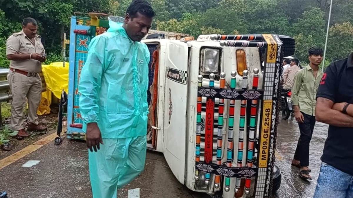 खंडवा में गणेश विसर्जन के लिए जाते समय लोडिंग वाहन पलटा, 20 घायल,10 रेफर