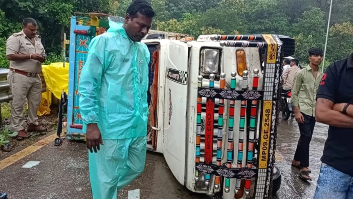 खंडवा में गणेश विसर्जन के लिए जाते समय लोडिंग वाहन पलटा, 20 घायल,10 रेफर