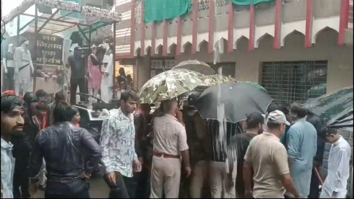 उज्‍जैन में लव जिहाद की झांकी पर पथराव के बाद तनाव, पुतले को पहनाई टोपी, दाढ़ी और बुर्का