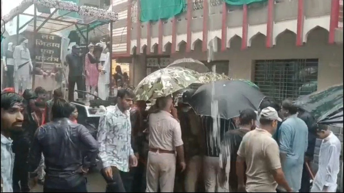 उज्‍जैन में लव जिहाद की झांकी पर पथराव के बाद तनाव, पुतले को पहनाई टोपी, दाढ़ी और बुर्का