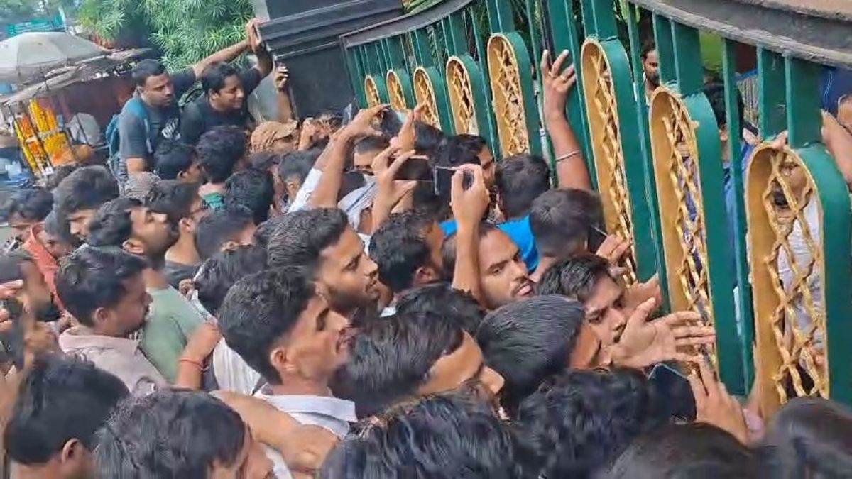 शारीरिक दक्षता परीक्षा रद, अभ्यर्थियों ने डीआरएम कार्यालय घेरा, रतलाम में रेलवे मैदान पर जलभराव से परेशानी