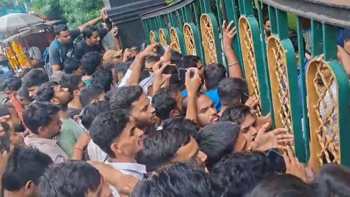 शारीरिक दक्षता परीक्षा रद, अभ्यर्थियों ने डीआरएम कार्यालय घेरा, रतलाम में रेलवे मैदान पर जलभराव से परेशानी
