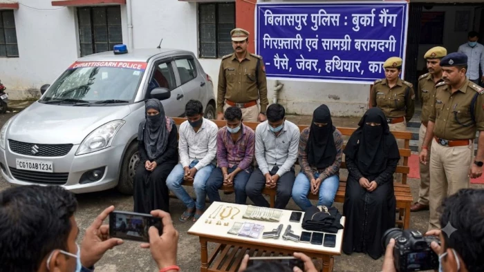 बिलासपुर में पैसे-जेवर को लेकर आपस में भिड़े बदमाश, फिर खुल गया बुर्का गैंग का राज, हथियार और कार बरामद, 6 गिरफ्तार