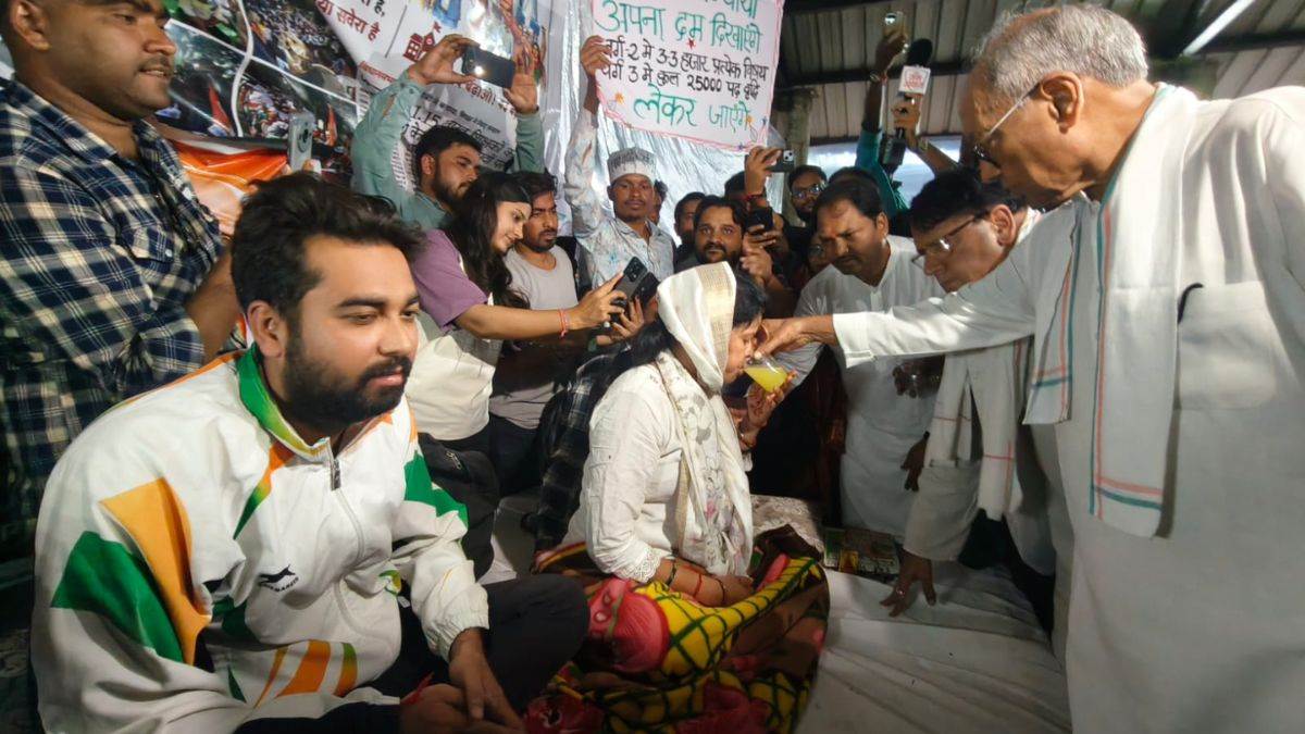 भोपाल के नीलम पार्क में 16 दिन से चल रही शिक्षक अभ्यर्थियों की भूख हड़ताल खत्म, दिग्विजय सिंह ने जूस पिलाकर तुड़वाया अनशन