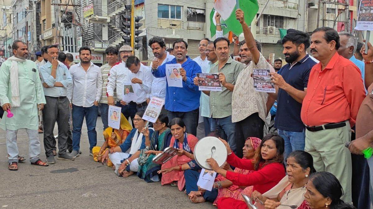 'महापौर गुमशुदा, विधायक चुप'... भोपाल में थाली-चम्मच और बीन बजाकर सड़कों पर उतरे कोलार के लोग