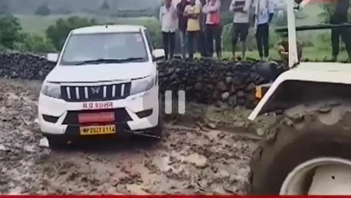 मंडला के चकदेही गांव के कच्चे रास्ते में फंसा काफिला, ट्रैक्टर से खींचकर निकाला सांसद का वाहन