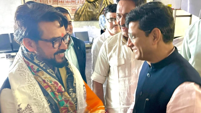 इंदौर पहुंचे सांसद अनुराग ठाकुर, पितृ पर्वत पर लगाया पौधा