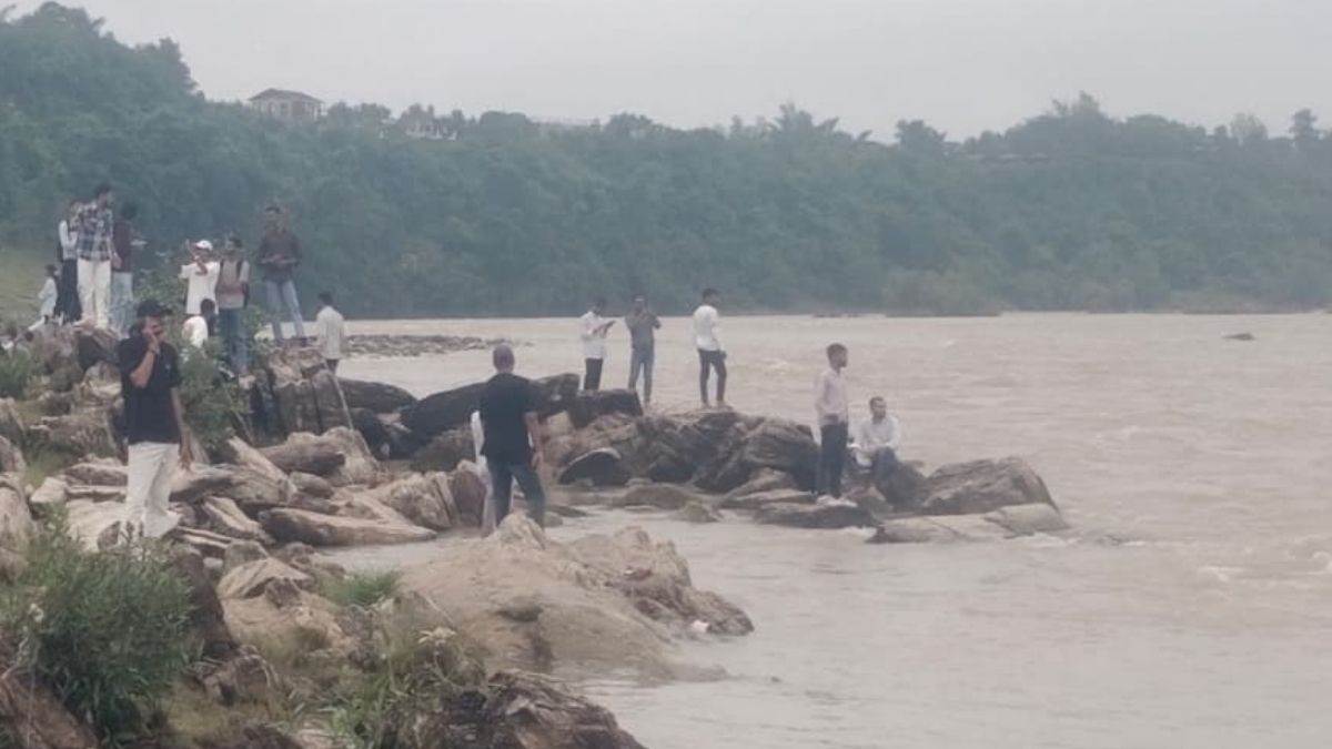 जबलपुर में उफान पर नर्मदा, गौरीघाट में सड़क किनारे बनीं होटलें जलमग्न