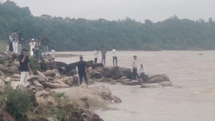 जबलपुर में उफान पर नर्मदा, गौरीघाट में सड़क किनारे बनीं होटलें जलमग्न