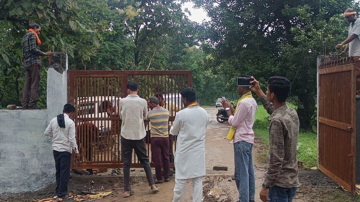 प्रशासनिक कार्रवाई के बाद दमोह के सिंगौरगढ़ किला मार्ग से हटाया गया गेट, यह है पूरा मामला