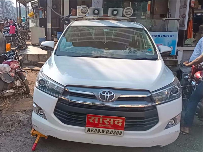 खंडवा में पुलिस ने काटा इंदौर के सांसद शंकर लालवानी की कार का चालान