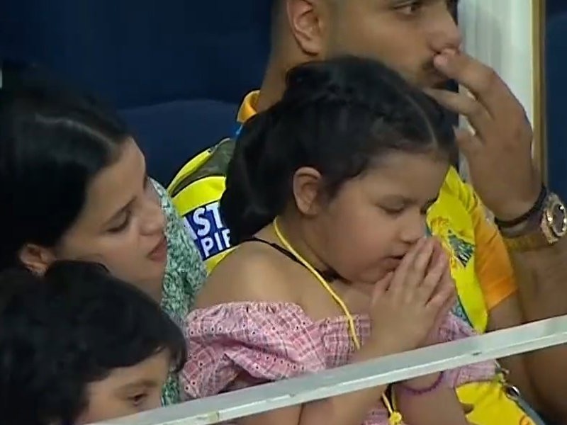 IPL 2021: चेन्नई सुपरकिंग्स की जीत के लिए प्रार्थना करती दिखी एमएस धोनी की बेटी जीवा, फोटो हुआ वायरल