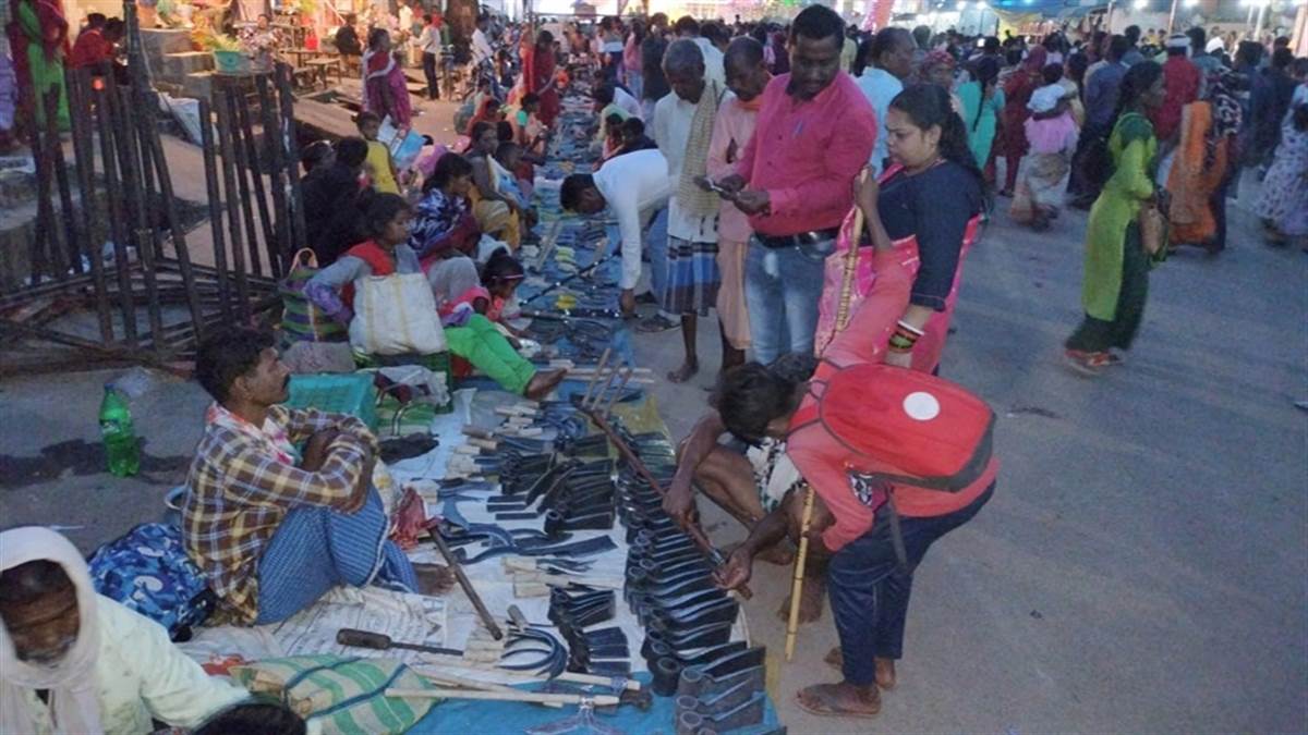 परंपरा: बस्तर दशहरा पर सजा ग्रामोद्योग का सबसे बड़ा बाजार, सुई से लेकर सब्बल तक सब उपलब्ध