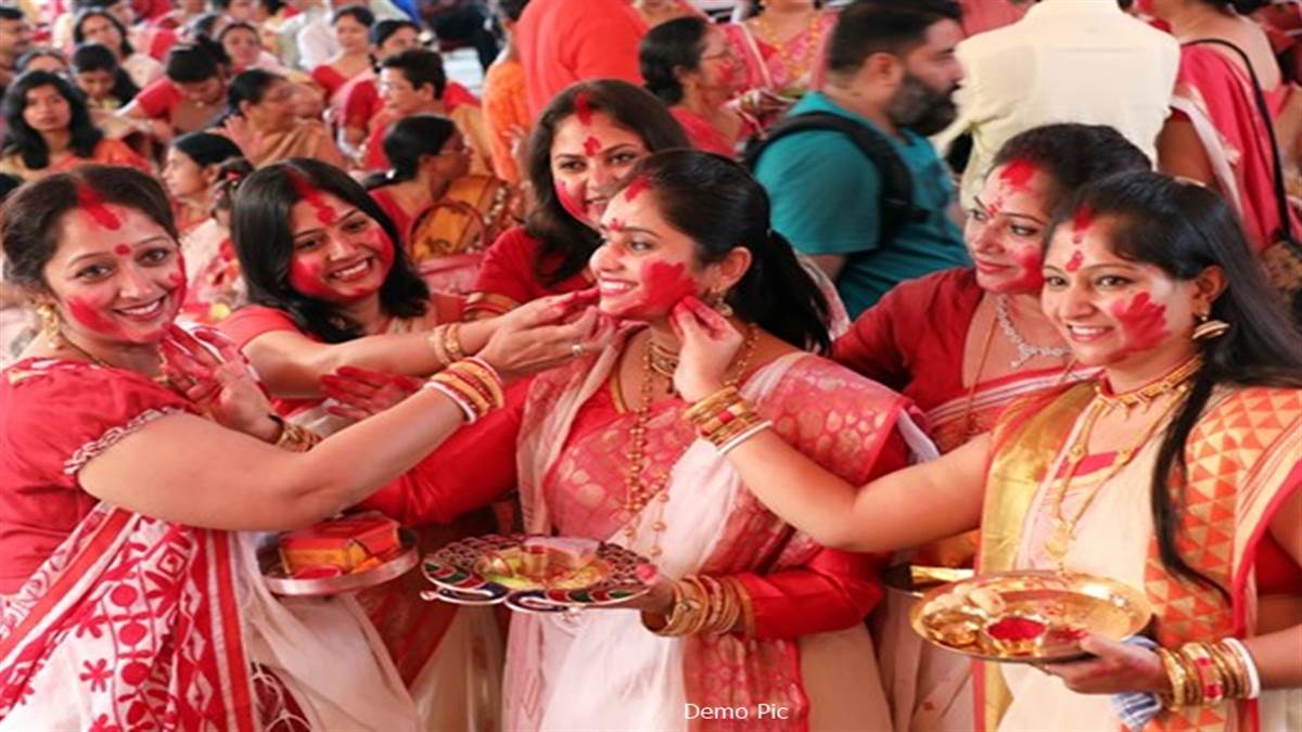 Rani Mukerji Dances Her Heart Out During Sindoor Khela