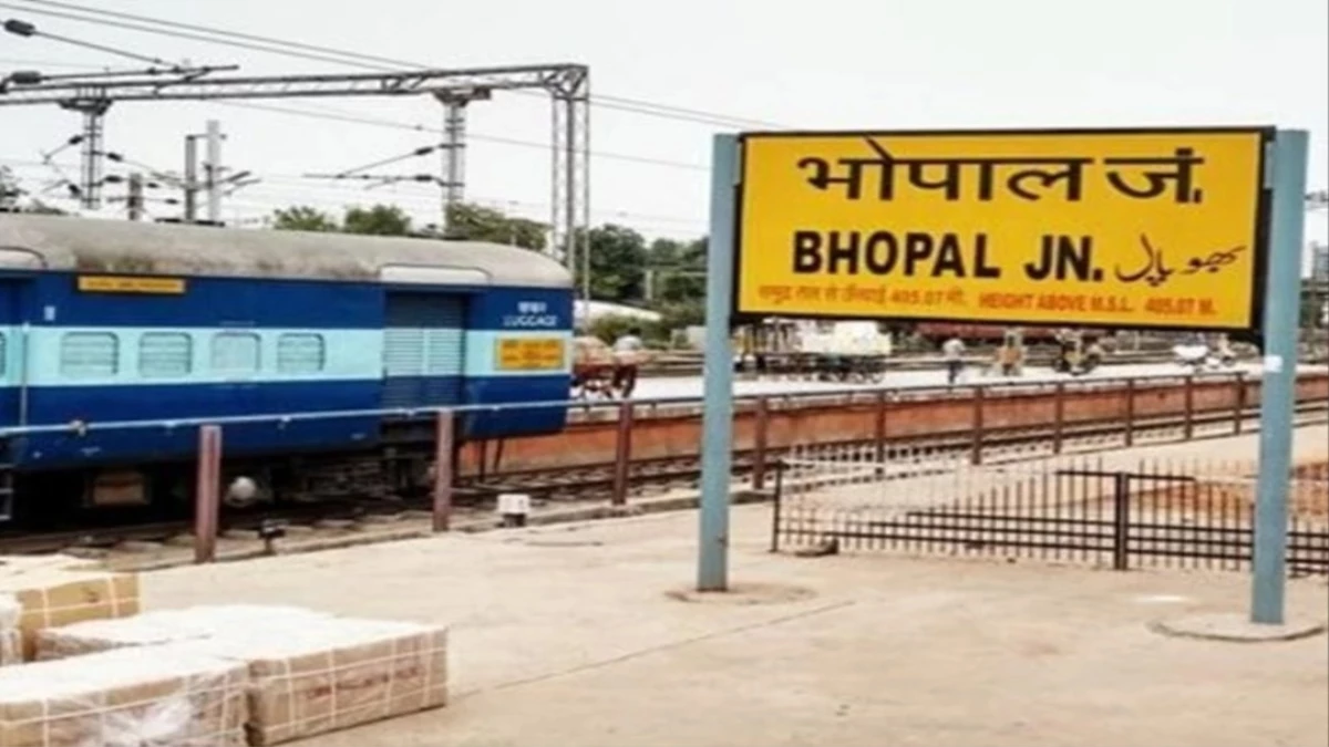 भोपाल स्टेशन पर महंगी बिक रही पानी की बोतलें, तय रेट को नजरअंदाज कर रहे स्टॉल संचालक