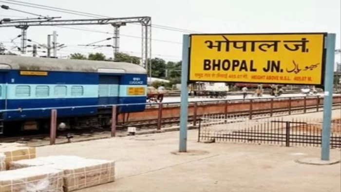 भोपाल स्टेशन पर महंगी बिक रही पानी की बोतलें, तय रेट को नजरअंदाज कर रहे स्टॉल संचालक