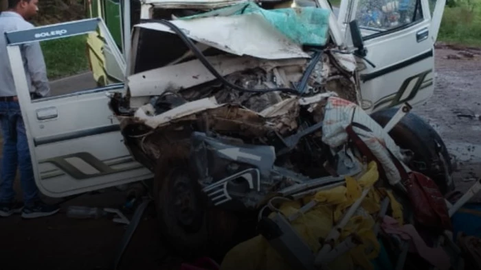 बोलेरो और ट्रक में भिड़ंत, जबलपुर से कोलकता लौट रहे एक ही परिवार के 5 लोगों की मौत