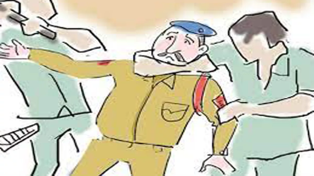 पति-पत्नी के बीच झगड़ा सुलझाने गए पुलिसवाले को खेत में पटककर मारा, वर्दी भी फाड़ दी