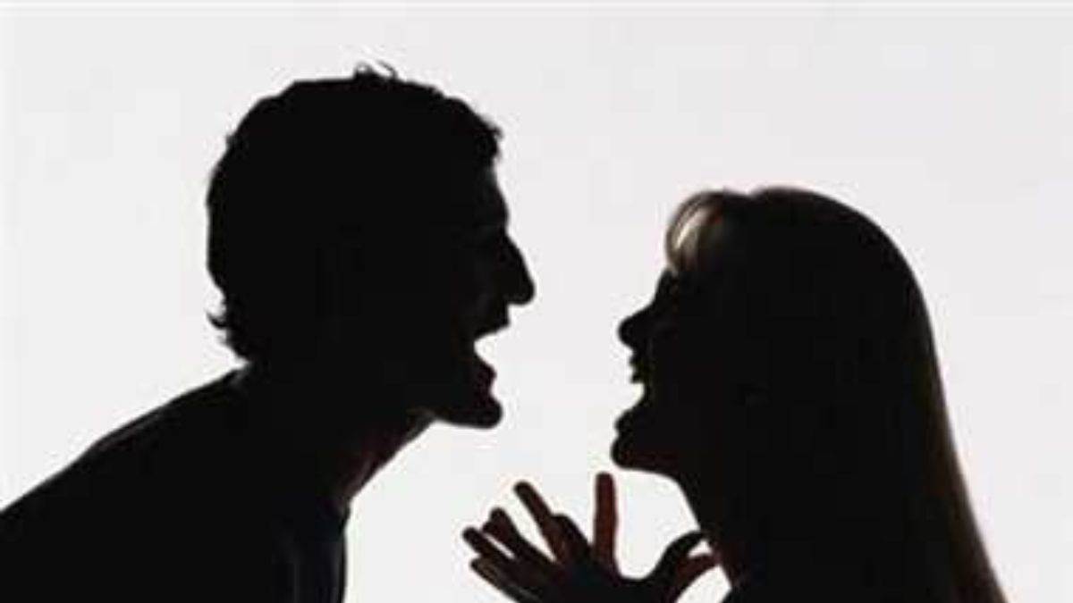 हसबैंड का पीछा करना पड़ा महंगा; सड़क पर पति-पत्नी में खुलेआम मारपीट, काउंटर FIR दर्ज