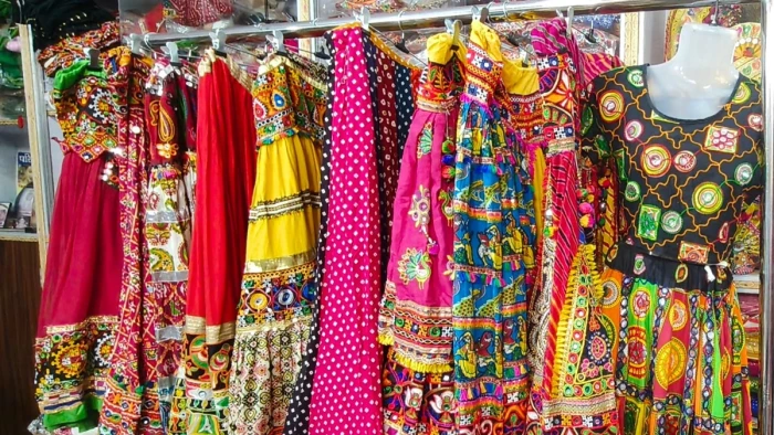 Garba Outfit: फीमेल्स के लिए चनिया चोली, हल्के लहंगे और मेल्स के लिए रंगीन कुर्तों की बहार