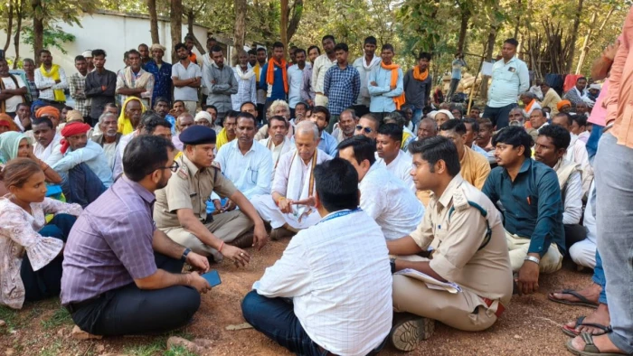 चित्रकूट विधायक ने की वन विभाग के जिम्मेदारों के सामने टेक्ट्रर छोड़ने की मांग, बोले- मैं यहीं धरना दूंगा