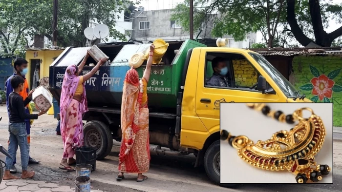 इंदौर में गलती से कचरे के साथ फेंका सोने का मंगलसूत्र, नगर निगम के कर्मचारियों ने ढूंढकर लौटाया