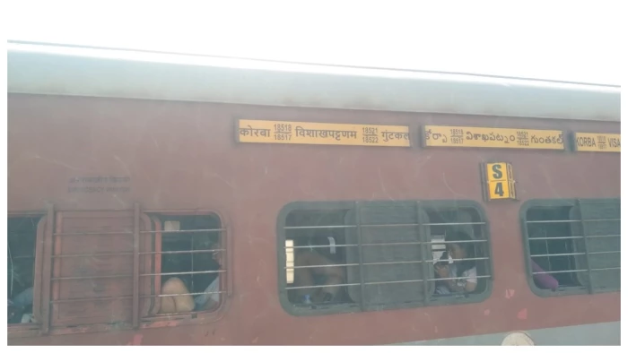 मालगाड़ी ने रोके लिंक एक्सप्रेस के पहिए, एक घंटे तक निपनिया स्टेशन पर खड़ी रही ट्रेन