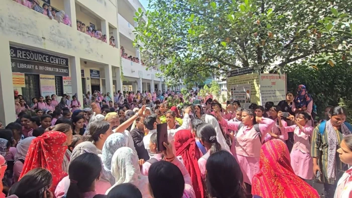 सागर गर्ल्स डिग्री कॉलेज में 1316 में से 999 को सप्लीमेंट्री, 158 फेल: कलेक्ट्रेट तक छात्राओं का हंगामा, पुलिस ने संभाला मोर्चा