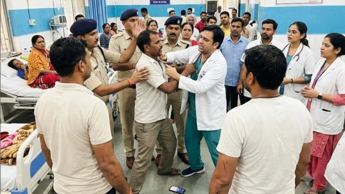 रीवा के संजय गांधी अस्पताल में जमकर चले लात-घूसे, डॉक्टर और गार्ड की मरीज के अटेंडर के साथ मारपीट, कई लोग हुए घायल
