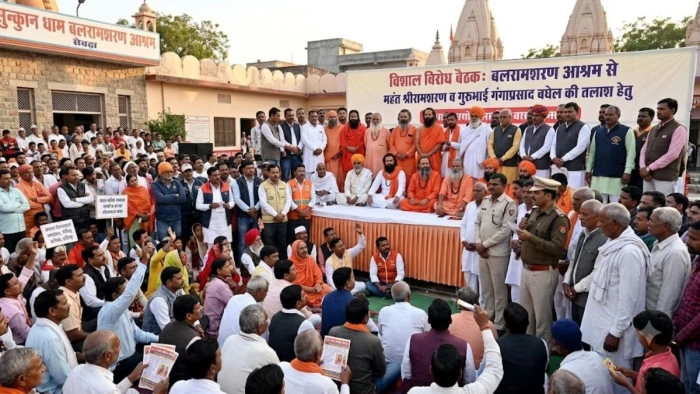 एमपी के लापता दो साधुओं का 29 दिन बाद नहीं मिला सुराग, आश्रम परिसर में आंदोलन करने पहुंचे 50 से ज्यादा गांवों के लोग