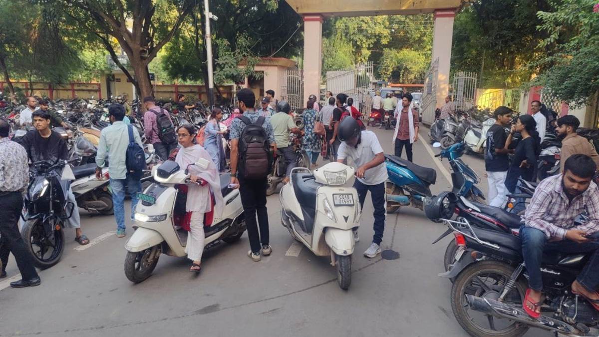 जेयू में ‘नो-व्हीकल जोन’ बना ‘नो-कंट्रोल जोन’: अफसरों के वाहन अंदर, गेट पर घंटों फंसे रहे छात्र, अव्यवस्था से बिगड़े हालात