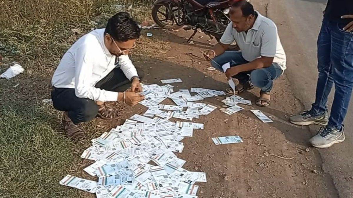 बांटने की जगह कचरे में फेंक दिए 223 आधार कार्ड, डाक विभाग की लापरवाही से मचा हड़कंप