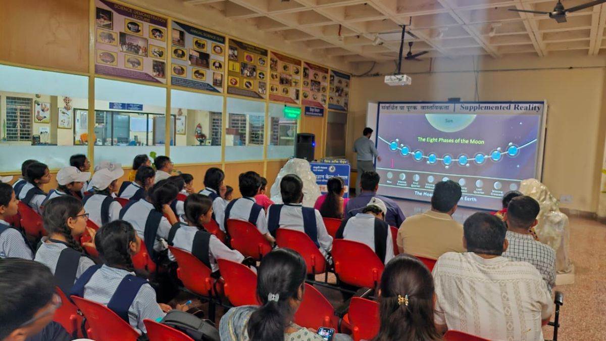 Bhopal में साल के आखिरी सुपरमून को देखने उमड़ी भीड़, चंद्रयान-3 की सफलता के बाद बढ़ी लोगों में दिलचस्पी