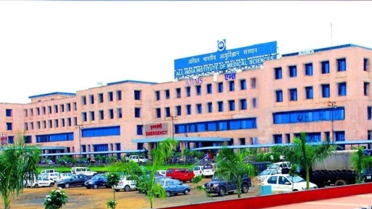 AIIMS Bhopal में असिस्टेंट प्रोफेसर ने विभागाध्यक्ष पर लगाया उत्पीड़न का आरोप, कहा- 'जबरन कमरे में...', जांच कमेटी गठित