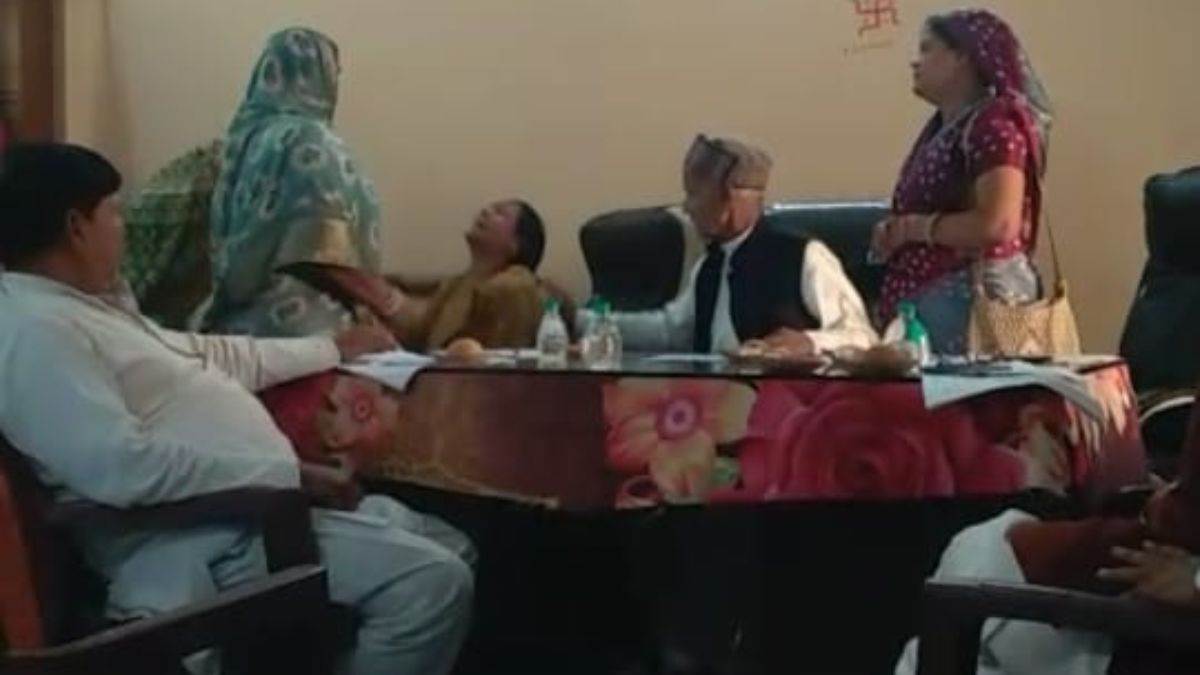 MP: राजगढ़ में विधायक और पार्षद के बीच तीखी नोकझोंक, अध्यक्ष फूट-फूटकर रोईं