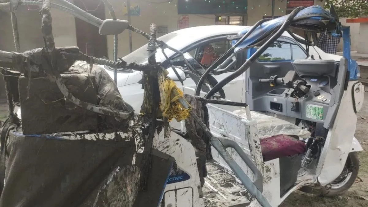 UP Accident: श्रद्धालुओं से भरा ऑटो नाले में पलटा, हादसे में दो की दर्दनाक मौत, नौ घायल